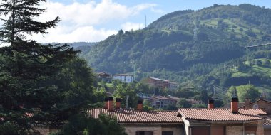 Yeşil dağ manzarası çatısı olan.