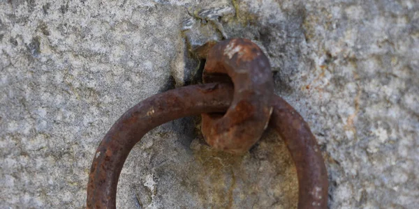 Roestige Ketting Aan Stenen Muur — Stockfoto