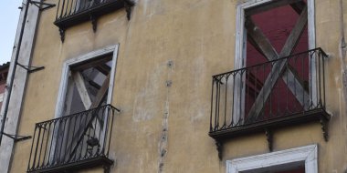 Mahvolmuş bir cephenin balkon arka planı.