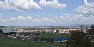 Baharda yeşil çayırların manzarası.