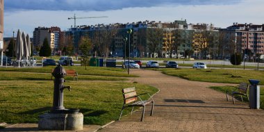 İspanya 'nın Burgos şehrinde gün batımında parklar.