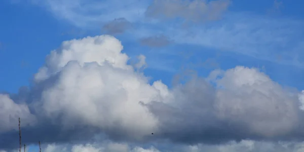 雲と空の背景をクリアします — ストック写真