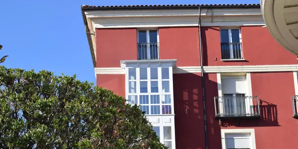 Edificio Fachada Roja Con Balcón Blanco — Foto de Stock