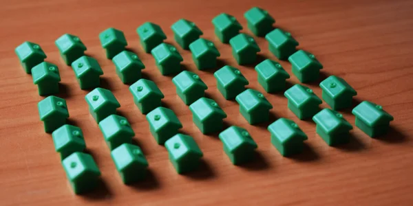 Muitas Casas Verdes Colocadas Uma Mesa — Fotografia de Stock