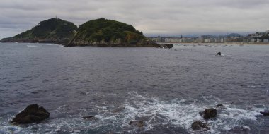 Bulutlu bir günde panoramik kıyı manzarası.