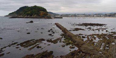 Bulutlu bir günde panoramik kıyı manzarası.