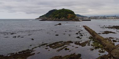 Bulutlu bir günde panoramik kıyı manzarası.