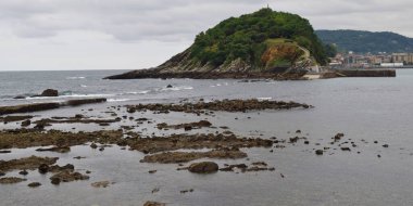 Bulutlu bir günde panoramik kıyı manzarası.