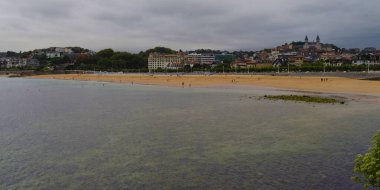 Sahildeki panoramik deniz manzarası.