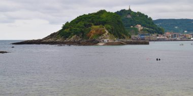 Bulutlu bir günde panoramik kıyı manzarası.