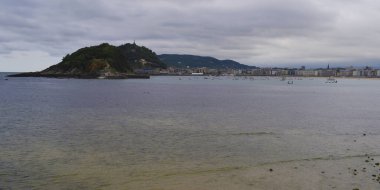 Bulutlu bir günde panoramik kıyı manzarası.