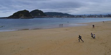 Sahildeki panoramik deniz manzarası.