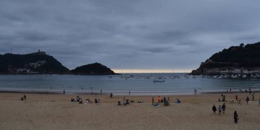 Sahildeki panoramik deniz manzarası.