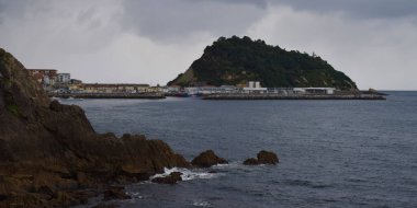 Bulutlu bir günde panoramik kıyı manzarası.