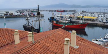 Çatıdan görünen port panoramik görünümü.