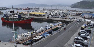 Bağlantı noktası ile tekneler ve gemiler.