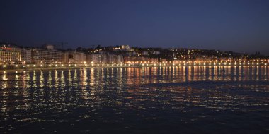 Geceleri İspanya, San Sebastian 'ın panoramik manzarası.