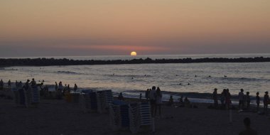 gün batımında deniz panoramik görünüm.