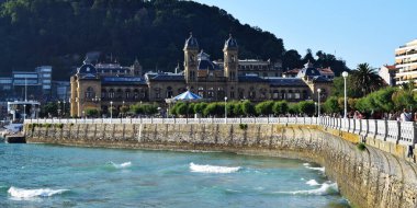 İspanya, San Sebastin belediye binasının panoramik manzarası.