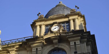 Saat kulesiyle kumtaşı bina.