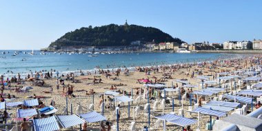 Sahildeki panoramik deniz manzarası.