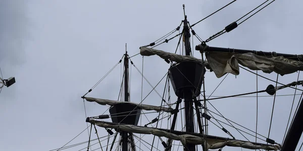 曇り空のガレオン船マストの背景 — ストック写真