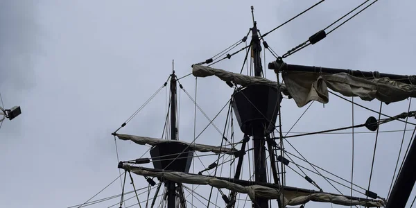 Achtergrond Met Galjoen Mast Bewolkte Lucht — Stockfoto