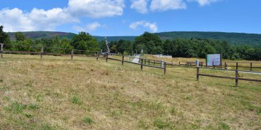 Dağ manzarası ve ilkbahar yeşil çayırlar.
