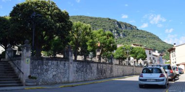 Kırsal kesimdeki yeşil dağların manzarası.