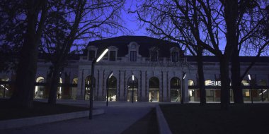 Burgos, İspanya 'daki eski tren istasyonu gece aydınlandı.