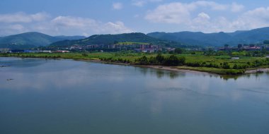 Dağlar vadisinden geçen nehrin arka planı.