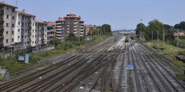 Yazın bir şehirden geçen tren rayları..