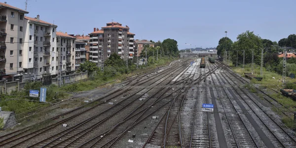 Bahngleise Fahren Sommer Durch Eine Stadt — Stockfoto