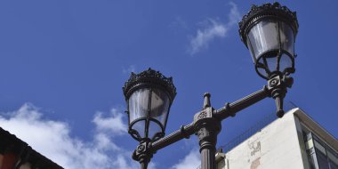 Gökyüzünün üzerinde klasik bir demir sokak lambası direği.