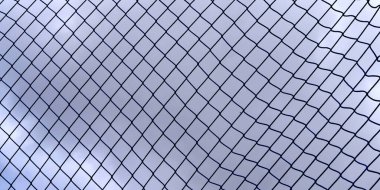 Gökyüzü arkaplanı ve çit bulutlu bir gün.