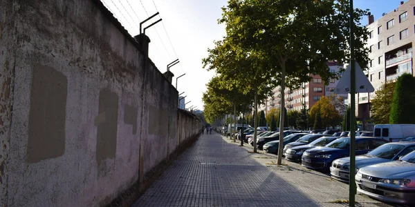 Calle Con Parking Pared Madrid España —  Fotos de Stock