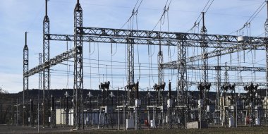 Güneşli bir günde elektrik santrali.