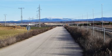 Sonbahar manzarası boyunca giden yolların manzarası.