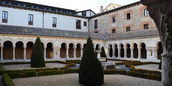 スペイン ブルゴスのラス ハエルガス修道院の回廊 — ストック写真