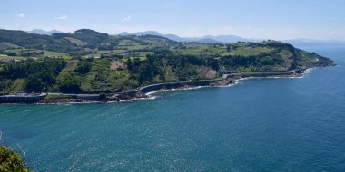 Kayalıklarla kaplı bir kıyı manzarası panoramik.