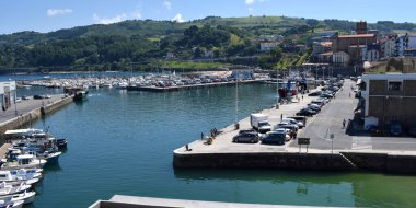 Limanı ve kayalıkları olan deniz manzarası.