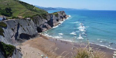 Kayalıklarla kaplı bir kıyı manzarası panoramik.