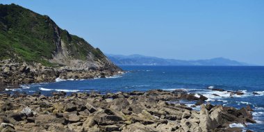 Kayalıklarla kaplı bir kıyı manzarası panoramik.