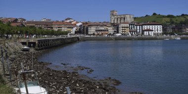 Limanı ve kayalıkları olan deniz manzarası.