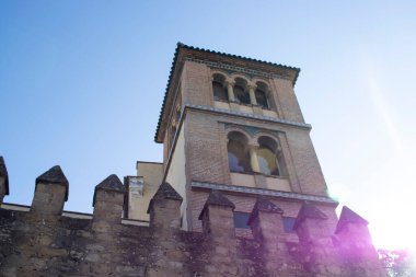 Savaş duvarlı çan kulesi ve kilise kulesi..