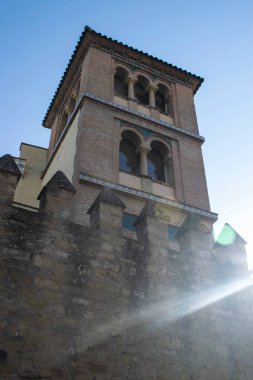 Savaş duvarlı çan kulesi ve kilise kulesi..