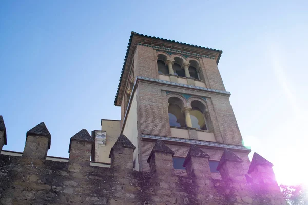 鐘楼と城壁を持つ教会の塔 — ストック写真