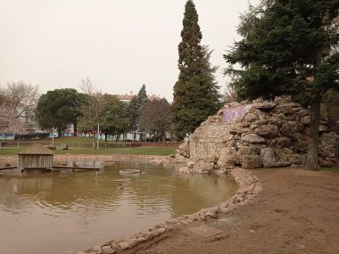 Sisli bir günde İspanya 'nın Burgos nehri ile panoramik.