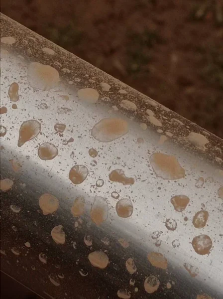 Металлический Забор Каплями Грязной Воды — стоковое фото