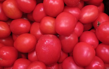 Manavdan çıkan kırmızı domatesler..